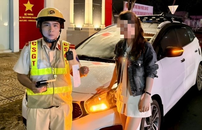 Dân báo tin, CSGT phát hiện nữ tài xế vi phạm nồng độ cồn