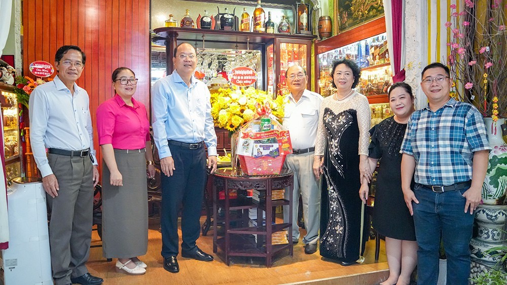 Tri ân nhà giáo tiêu biểu, khẳng định chiến lược phát triển giáo dục