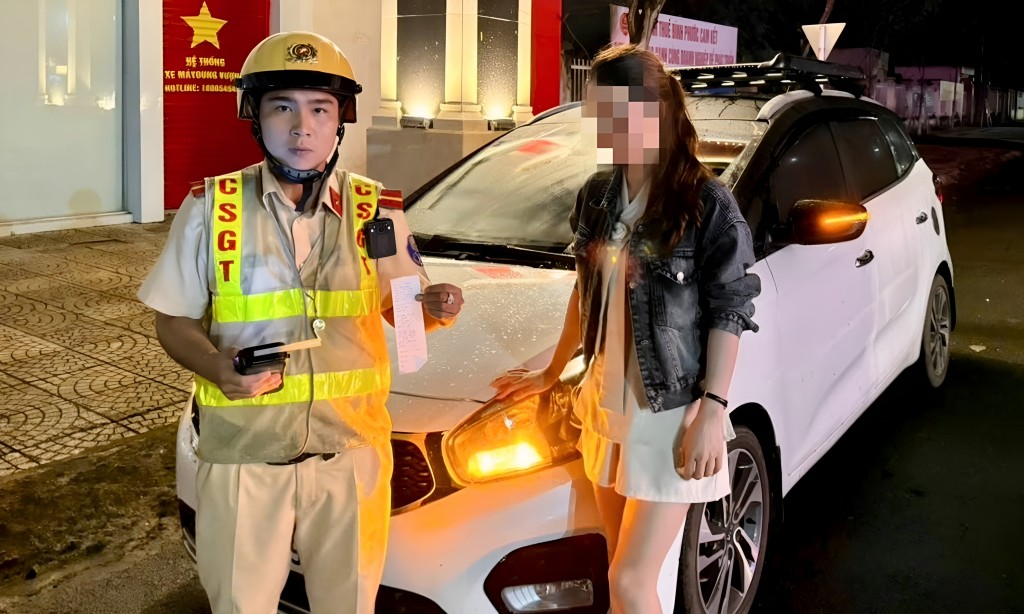 Nữ tài xế C.T.D. cùng phương tiện vi phạm. Ảnh: Bảo Long