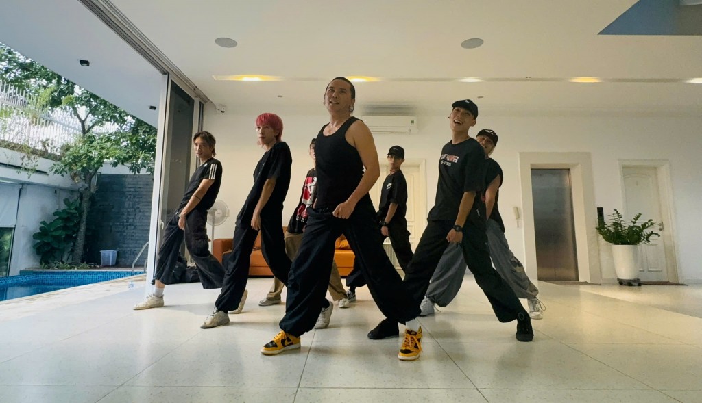 Anh tập luyện chăm chỉ để giữ gìn phong độ và làm gương cho các con