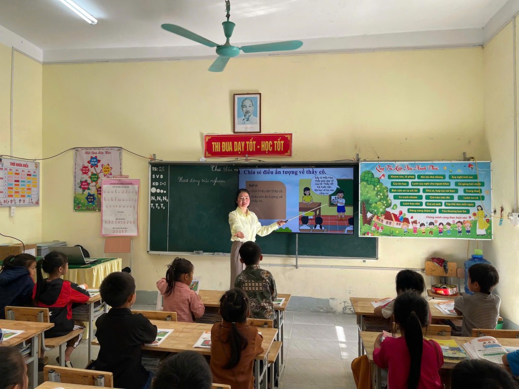 Một tiết học của cô Huyền tại Trường PTDTBT TH&THCS Thèn Chu Phìn, nơi cô luôn nỗ lực tạo không khí học tập tích cực cho học sinh vùng cao Một tiết học của cô Huyền tại Trường PTDTBT TH&THCS Thèn Chu Phìn, nơi cô luôn nỗ lực tạo không khí học tập tích cực cho học sinh vùng cao