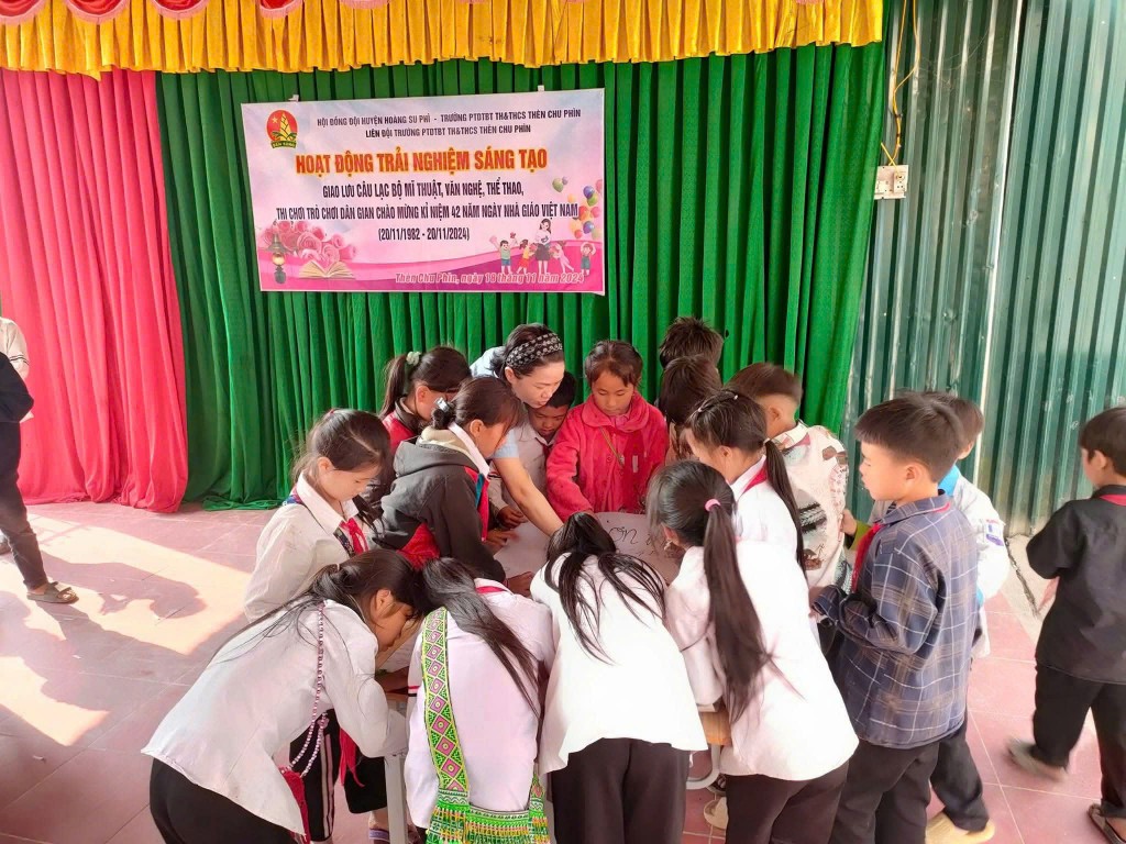 Cô Phan Thanh Huyền hướng dẫn học sinh tham gia hoạt động trải nghiệm sáng tạo giúp các em mạnh dạn hơn và gắn kết hơn trong học tập Cô Phan Thanh Huyền hướng dẫn học sinh tham gia hoạt động trải nghiệm sáng tạo giúp các em mạnh dạn hơn và gắn kết hơn trong học tập