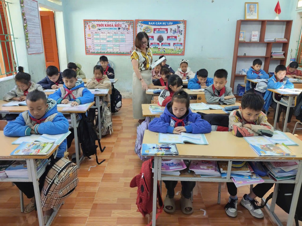 Cô giáo Đỗ Thị Hoa trong một tiết dạy tại điểm trường vùng cao Tùng Vài, nơi nhiều học sinh phải vượt dốc, băng suối mỗi ngày để đến lớp Cô giáo Đỗ Thị Hoa trong một tiết dạy tại điểm trường vùng cao Tùng Vài, nơi nhiều học sinh phải vượt dốc, băng suối mỗi ngày để đến lớp