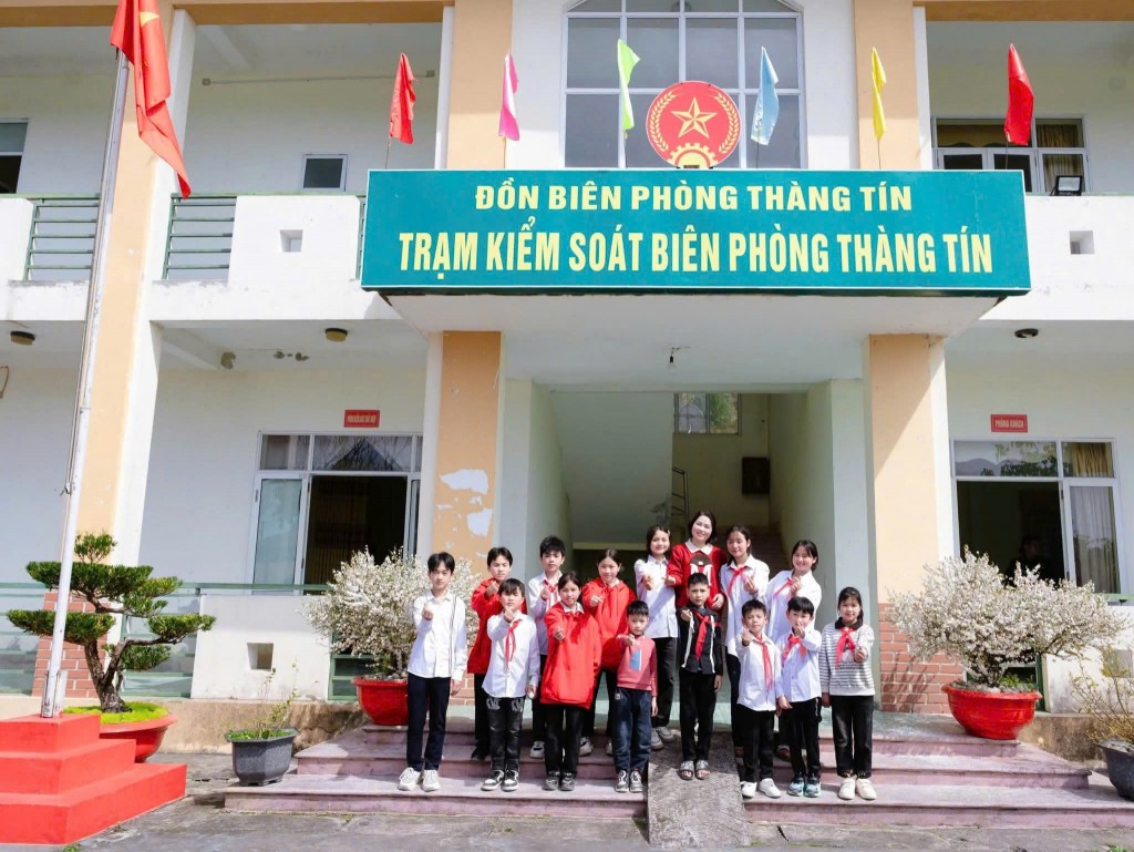 Cô Phan Thanh Huyền đưa học sinh tham quan tại Trạm Kiểm soát Biên phòng Thàng Tín giúp các em hiểu hơn về biên cương quê hương và nhiệm vụ bảo vệ Tổ quốc Cô Phan Thanh Huyền đưa học sinh tham quan tại Trạm Kiểm soát Biên phòng Thàng Tín giúp các em hiểu hơn về biên cương quê hương và nhiệm vụ bảo vệ Tổ quốc