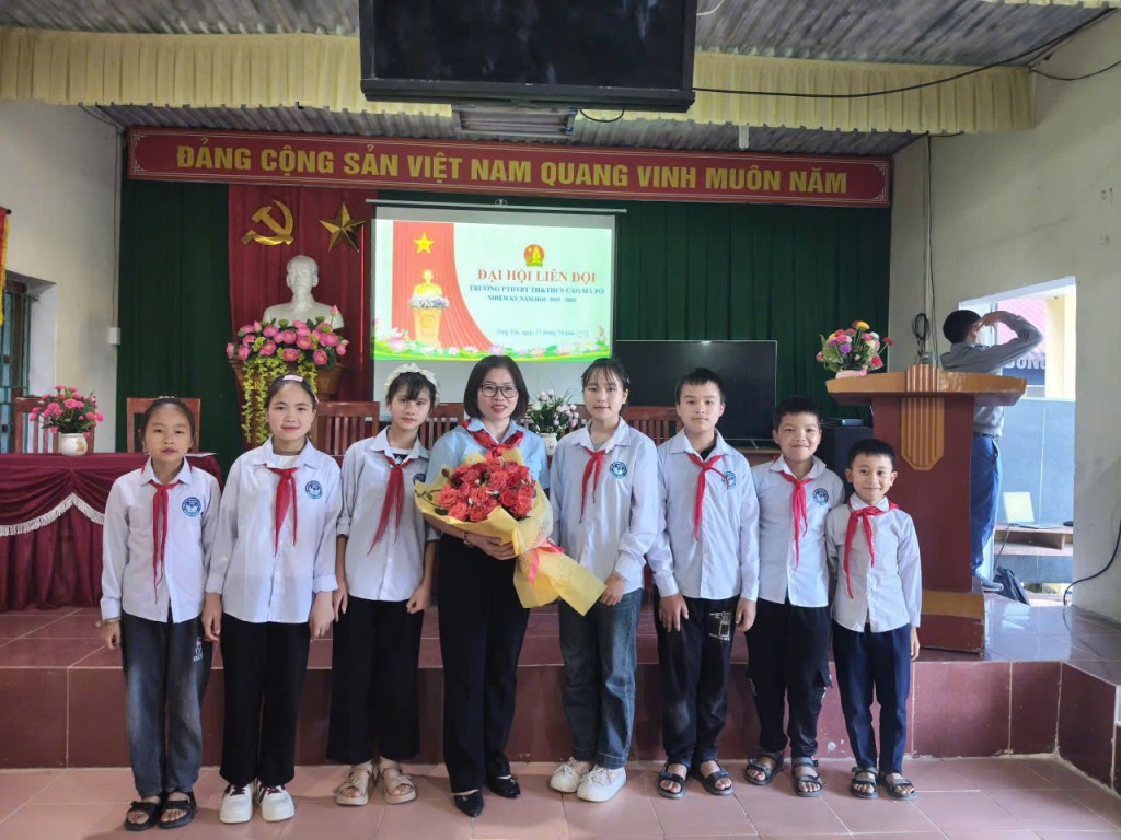 Cô Đỗ Thị Hoa tại Đại hội Liên đội của Trường PTDTBT TH&THCS Cao Mã Pờ Cô Đỗ Thị Hoa tại Đại hội Liên đội của Trường PTDTBT TH&THCS Cao Mã Pờ