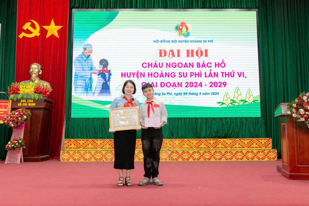 Cô giáo Phan Thanh Huyền cùng học sinh nhận danh hiệu Cháu ngoan Bác Hồ tại huyện Hoàng Su Phì Cô giáo Phan Thanh Huyền cùng học sinh nhận danh hiệu Cháu ngoan Bác Hồ tại huyện Hoàng Su Phì