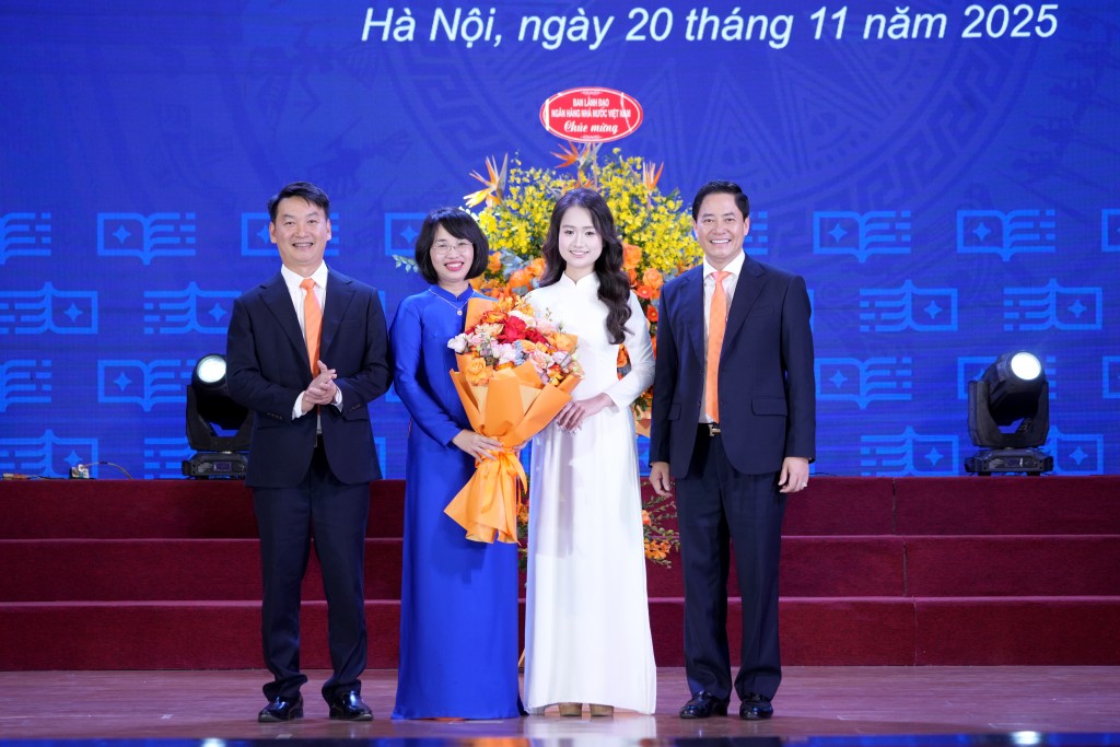 Em Dương Tùng Linh - Sinh viên lớp Tài chính doanh nghiệp D, Khóa 27, Khoa Tài chính đại diện sinh viên Học viện Ngân hàng phát biểu tri ân thầy cô và tặng hoa tới lãnh đạo nhà trường
