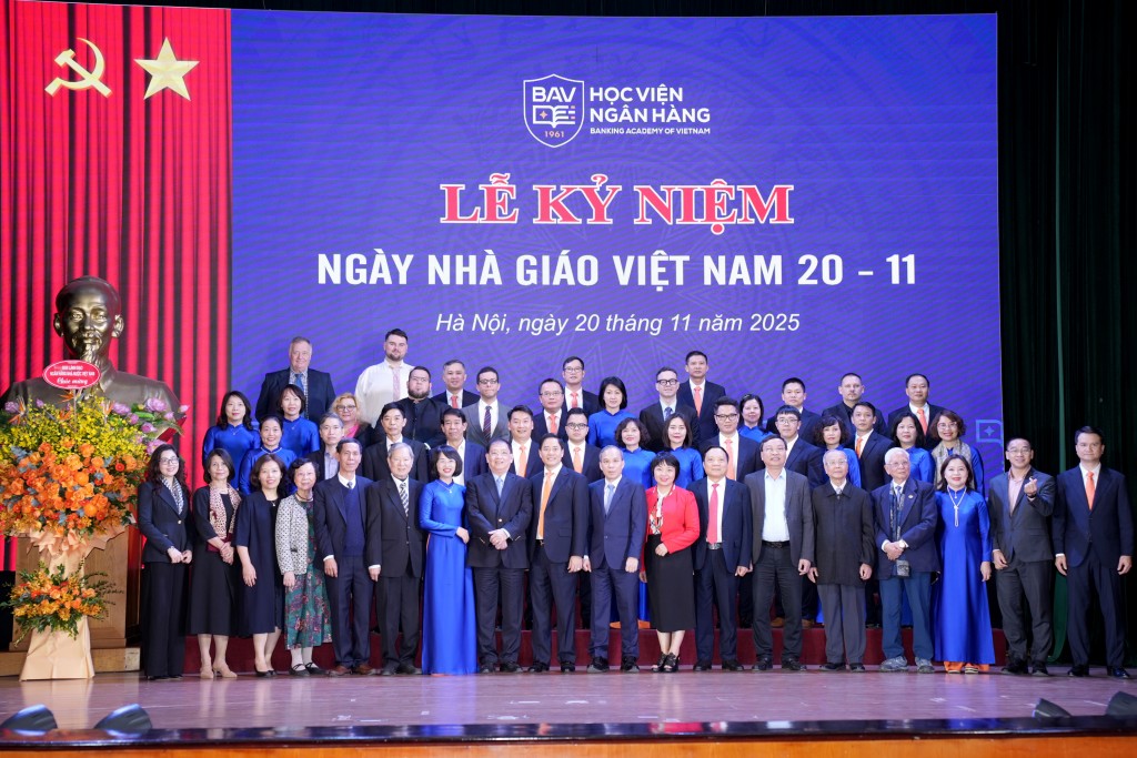 Tập thể cán bộ, giảng viên cùng các đại biểu tham dự lễ kỷ niệm chụp hình lưu niệm tại chương trình