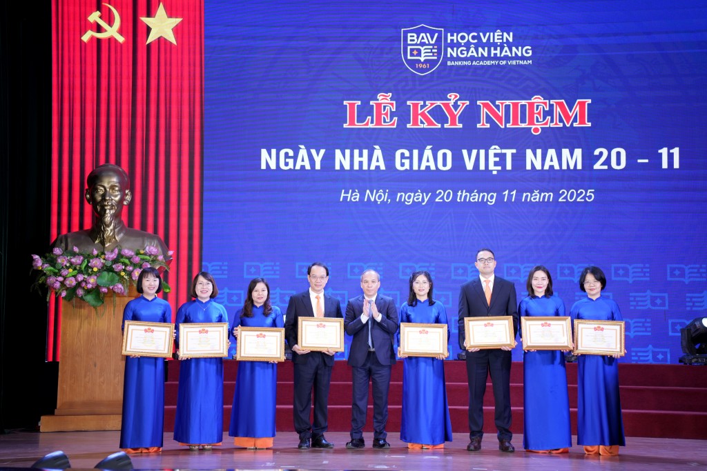 Nhân dịp này, Phó Thống đốc Thường trực Ngân hàng Nhà nước Việt Nam Đoàn Thái Sơn đã trao Danh hiệu Chiến sĩ thi đua Ngành Ngân hàng tới 8 cá nhân của Học viện Ngân hàng