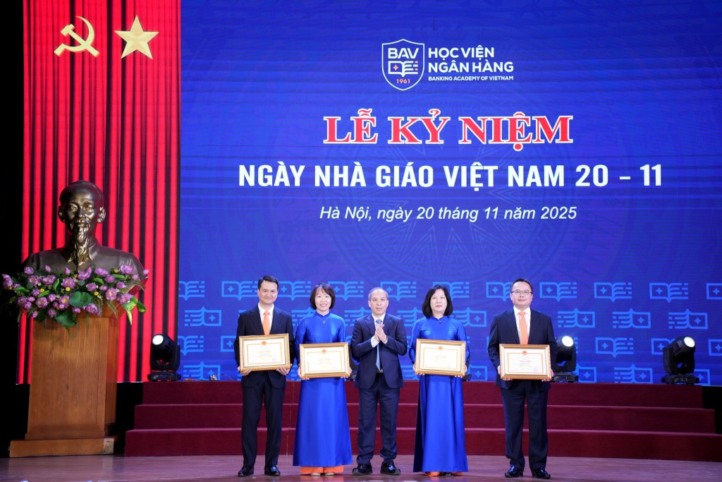 Phó Thống đốc Thường trực Ngân hàng Nhà nước Đoàn Thái Sơn trao tặng bằng khen tới 4 tập thể