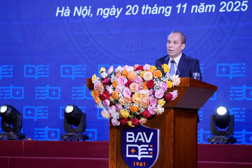 Phó Thống đốc Thường trực Ngân hàng Nhà nước Đoàn Thái Sơn đánh giá cao những kết quả mà nhà trường đã đạt được trong năm học vừa qua và kỳ vọng những kết quả ấy sẽ tiếp tục phát triển hơn nữa