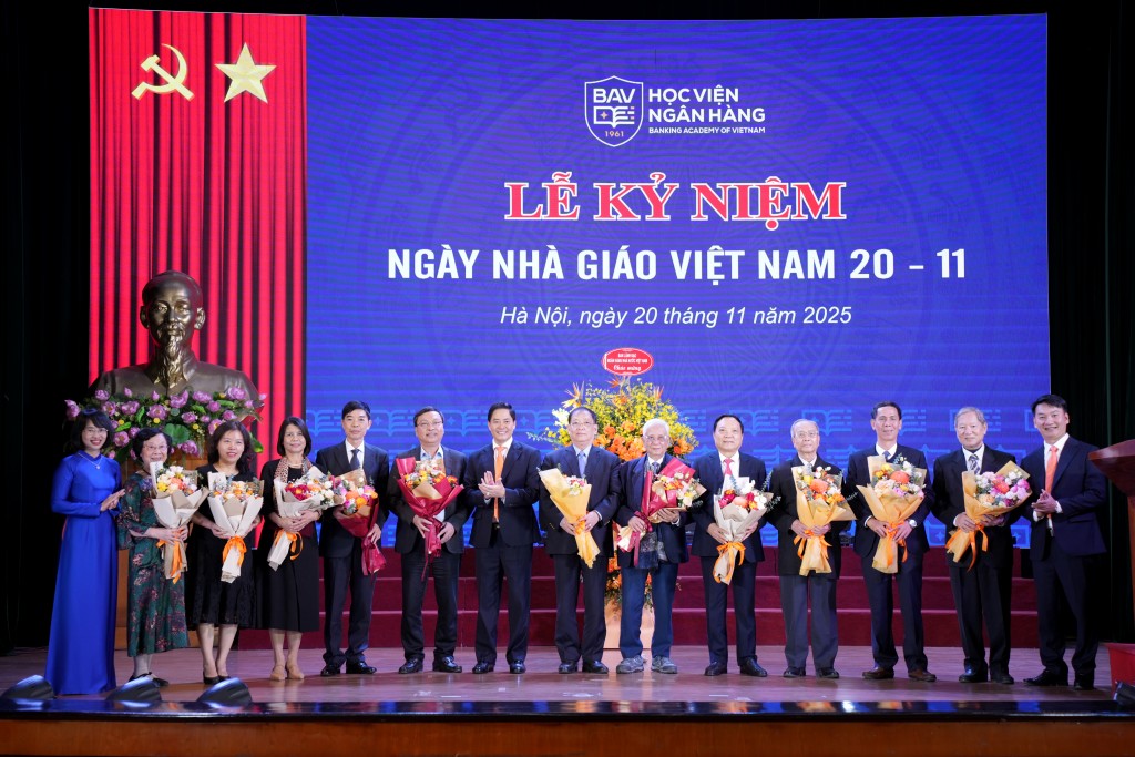 Ban lãnh đạo nhà trường tặng hoa tri ân tới các thế hệ giảng viên, lãnh đạo nhà trường qua các thời kỳ
