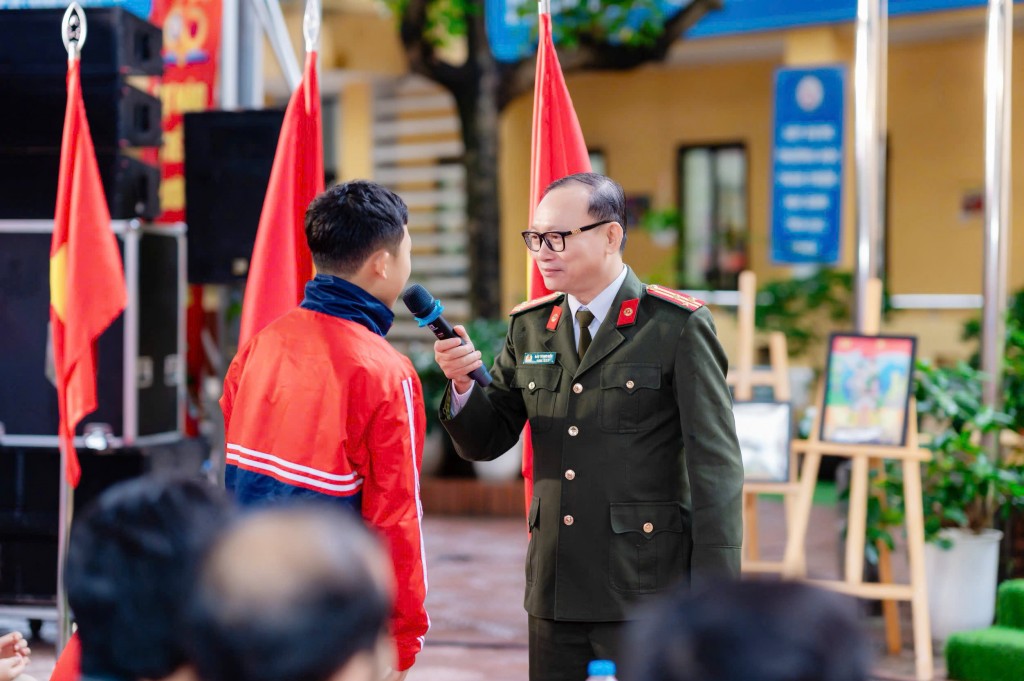 Ánh sáng của người thầy: Khi tri thức hóa thành nhân cách Ánh sáng của người thầy: Khi tri thức hóa thành nhân cách