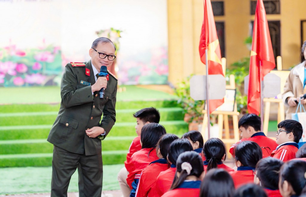 Ánh sáng của người thầy: Khi tri thức hóa thành nhân cách Ánh sáng của người thầy: Khi tri thức hóa thành nhân cách