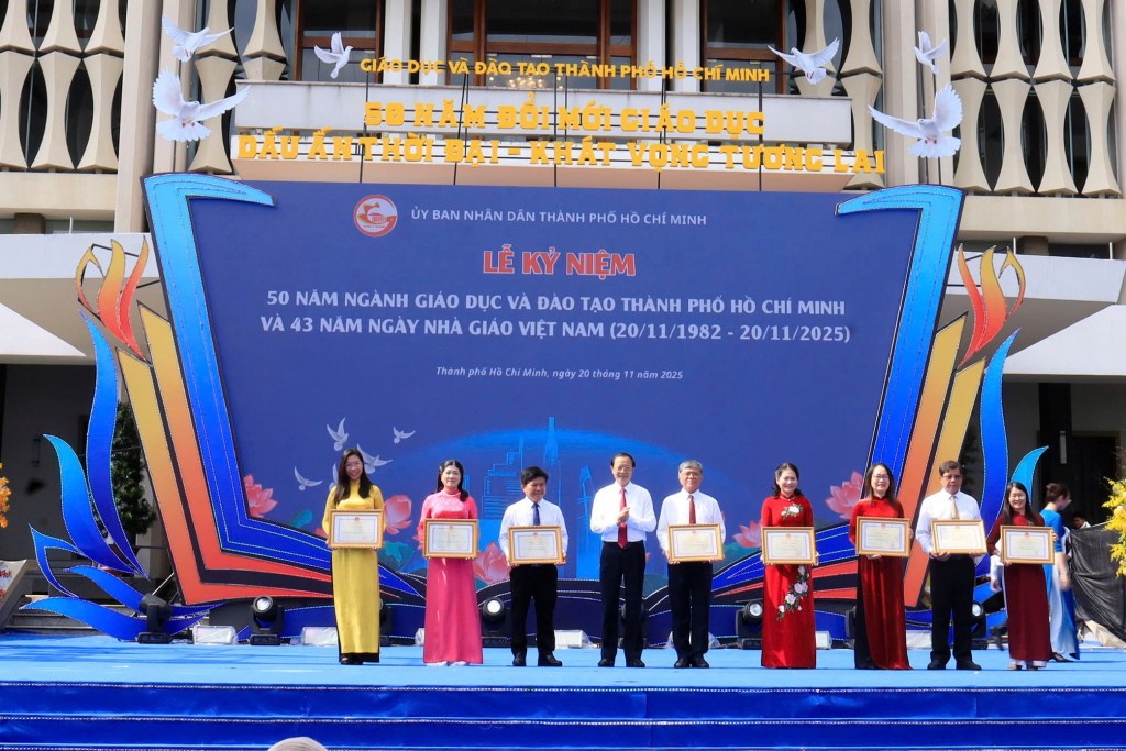 Các tập thể, cá nhân có thành tích xuất sắc nhận Bằng khen của Bộ trưởng Bộ GD&ĐT