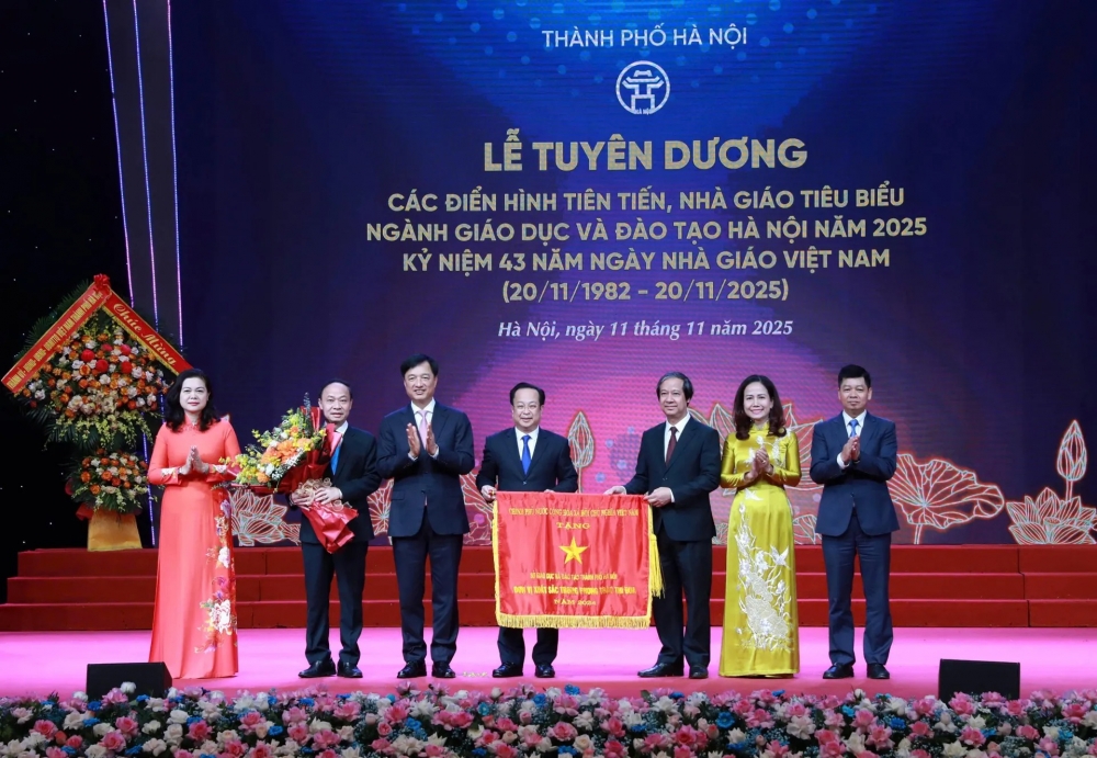 Ủy viên Bộ Chính trị, Bí thư Thành uỷ Hà Nội Nguyễn Duy Ngọc trao Cờ Thi đua Xuất sắc của Thủ tướng Chính phủ cho Sở GD&amp;ĐT Hà Nội.