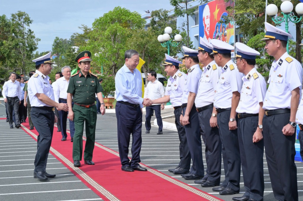 Tổng Bí thư Tô Lâm thăm Bộ tư lệnh Vùng 5 Hải quân (ảnh: Văn Định)