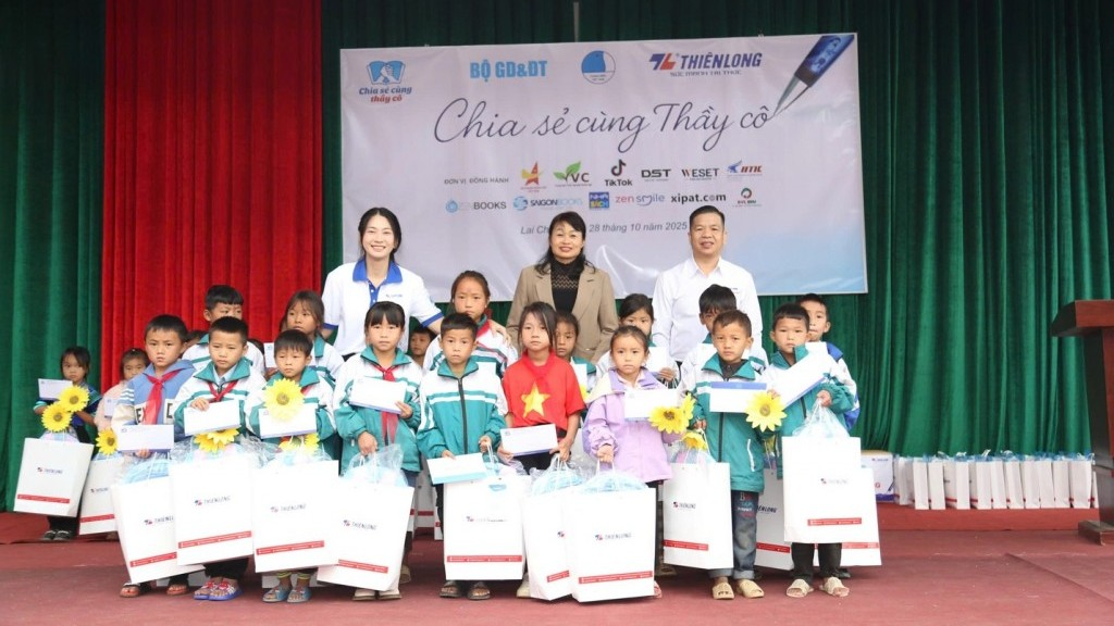 Hoạt động thăm, tặng quà thầy 