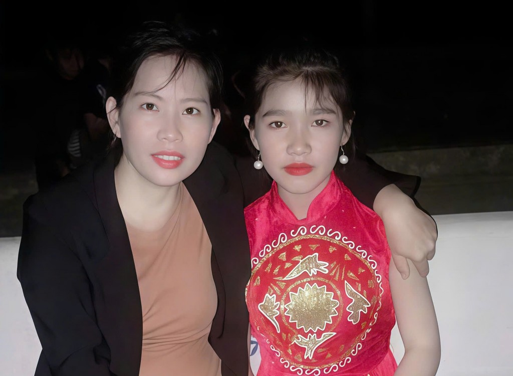 Hình ảnh kỷ niệm, cô Liễu chụp ảnh cùng học trò 