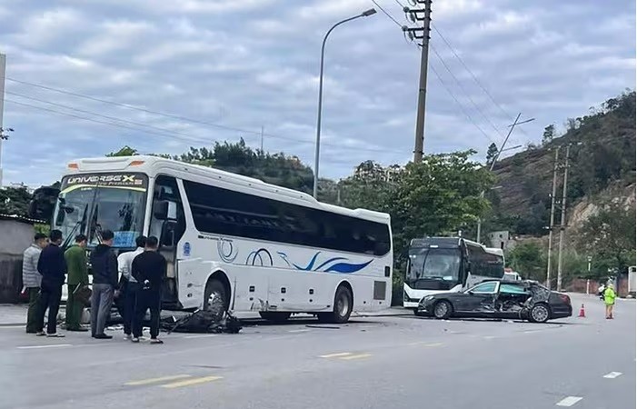 Quảng Ninh: Xe Mercedes-Maybach mất lái, đâm ô tô khách đỗ ven đường