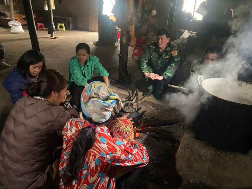 Cô Minh cùng giáo viên và cán bộ biên phòng tới thăm hỏi, trò chuyện với phụ huynh trong một buổi dân vận tại bản, vận động học sinh duy trì việc đến lớp Cô Minh cùng giáo viên và cán bộ biên phòng tới thăm hỏi, trò chuyện với phụ huynh trong một buổi dân vận tại bản, vận động học sinh duy trì việc đến lớp