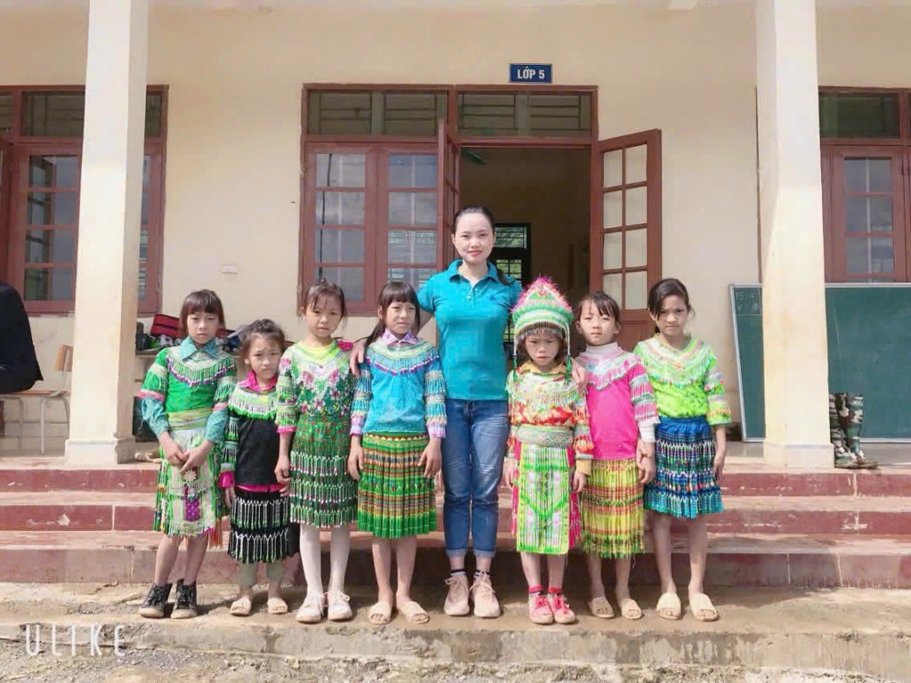 Cô Lộc Thị Minh cùng các em học sinh trước lớp học ở điểm trường Cần Yên (Cao Bằng) Cô Lộc Thị Minh cùng các em học sinh trước lớp học ở điểm trường Cần Yên (Cao Bằng)