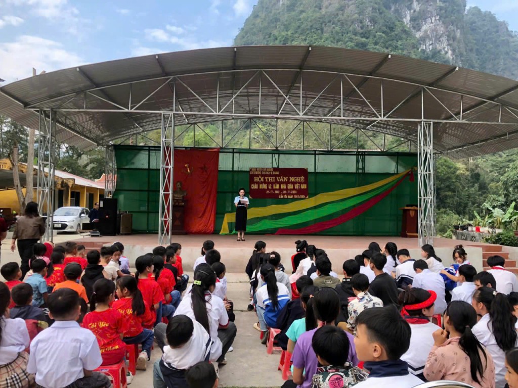 Cô Minh - Tổng phụ trách Đội tại chương trình ngoại khóa của nhà trường Cô Minh - Tổng phụ trách Đội tại chương trình ngoại khóa của nhà trường