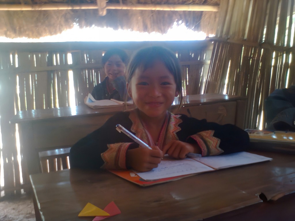 Nụ cười trong trẻo khi được đến trường của học sinh vùng cao Nụ cười trong trẻo khi được đến trường của học sinh vùng cao