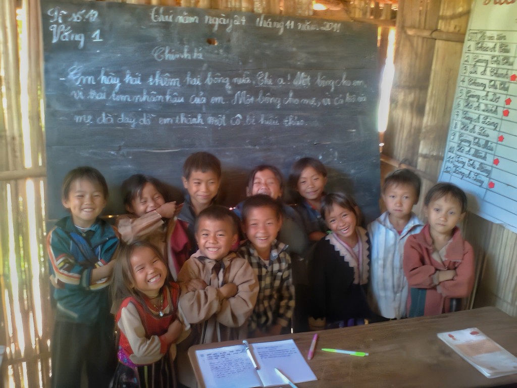 Trong điều kiện vật chất còn thiếu thốn, thầy Duy luôn truyền cảm hứng học tập cho học sinh Trong điều kiện vật chất còn thiếu thốn, thầy Duy luôn truyền cảm hứng học tập cho học sinh