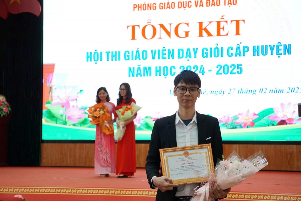 Thầy Nguyễn Ngọc Duy nhận Giấy khen tại Hội thi giáo viên dạy giỏi cấp huyện năm học 2024–2025 Thầy Nguyễn Ngọc Duy nhận Giấy khen tại Hội thi giáo viên dạy giỏi cấp huyện năm học 2024–2025