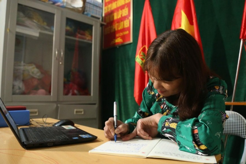 Cô Trần Thị Thao luôn miệt mài với từng trang giáo án Cô Trần Thị Thao luôn miệt mài với từng trang giáo án