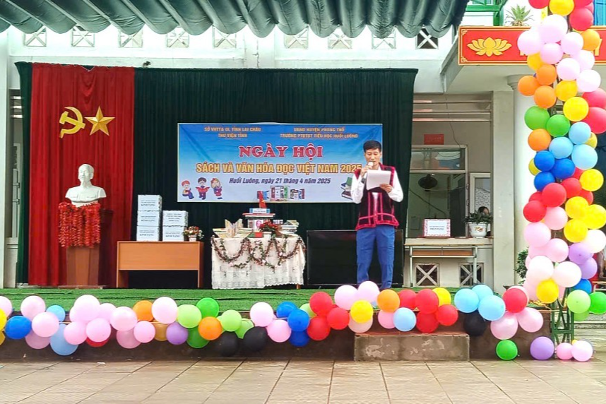 Tiến không chỉ dạy chữ mà còn làm cầu nối yêu thương Tiến không chỉ dạy chữ mà còn làm cầu nối yêu thương