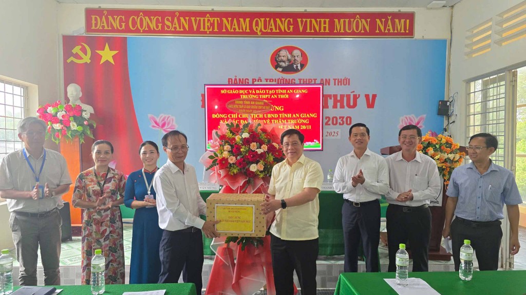 Lãnh đạo tỉnh An Giang thăm và chúc mừng nhà giáo nhân dịp 20/11