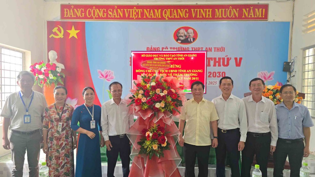 Chủ tịch UBND tỉnh An Giang Hồ Văn Mừng tặng hoa và quà Trường THPT An Thới, đặc khu Phú Quốc (ảnh: Như Ngọc)