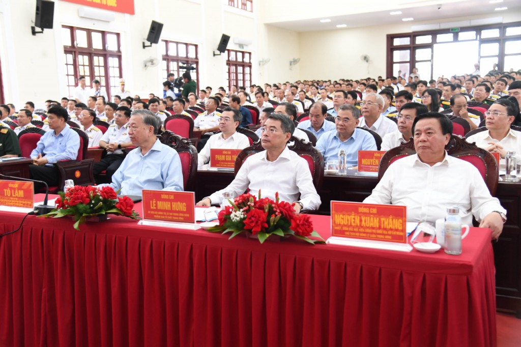 Các đại biểu tham dự buổi làm việc tại Vùng 5 Hải quân (ảnh: Văn Định)