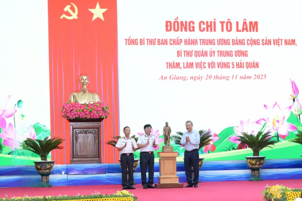  Tổng Bí thư Tô Lâm tặng bức tượng Bác Hồ cho Vùng 5 Hải quân (ảnh: Văn Định)