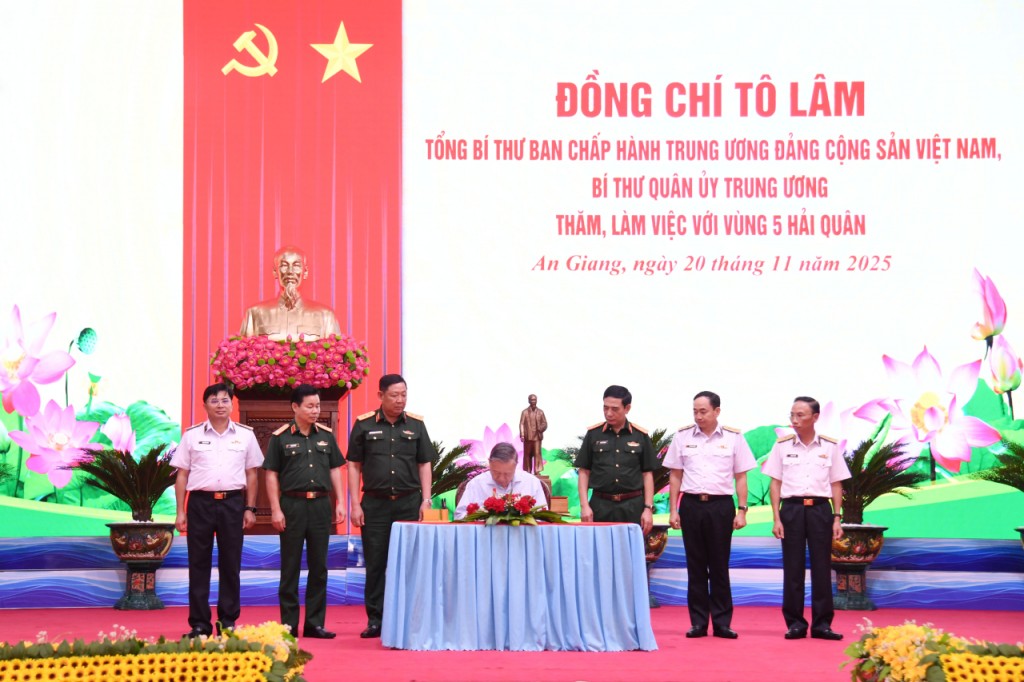 Tổng Bí thư Tô Lâm ghi sổ lưu niệm của Vùng 5 Hải quân (ảnh: Văn Định)