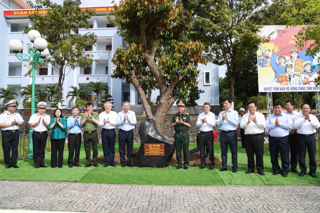 Tổng Bí thư Tô Lâm và các đại biểu trồng cây lưu niệm (ảnh: Văn Định)