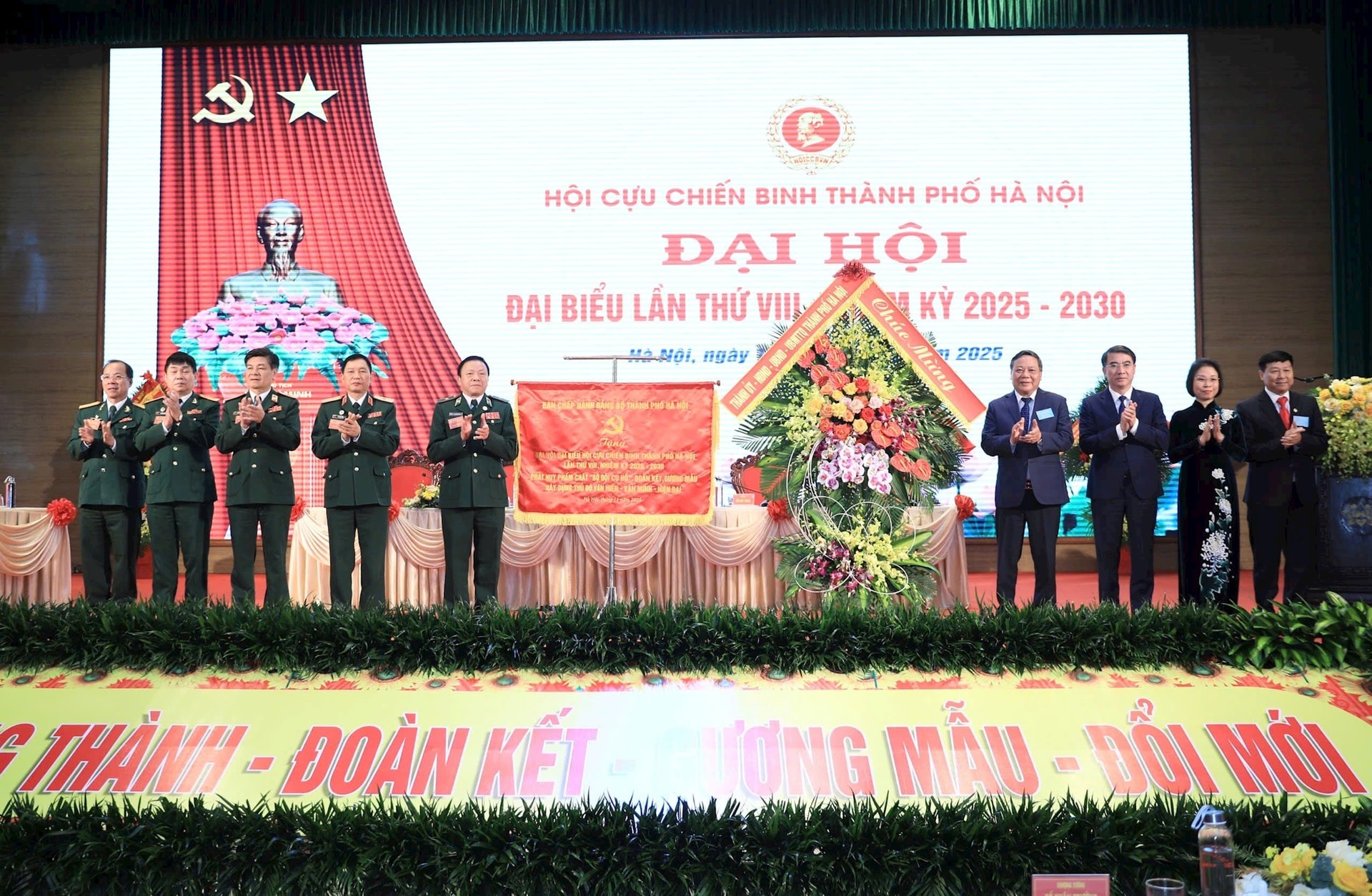 Các đồng chí lãnh đạo thành phố Hà Nội tặng bức trướng của Ban Chấp hành Đảng bộ thành phố và lẵng hoa chúc mừng đại hội