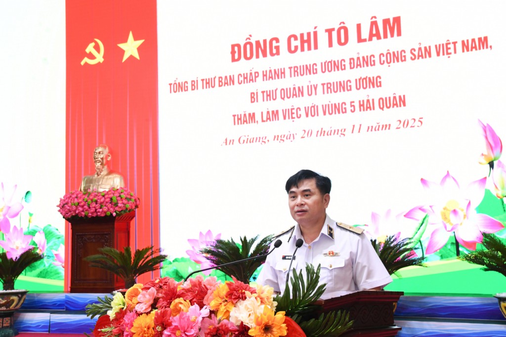 Chuẩn Đô đốc Trịnh Xuân Tùng, Tư lệnh Vùng 5 Hải quân báo cáo kết quả thực hiện nhiệm vụ của đơn vị (ảnh: Văn Định)