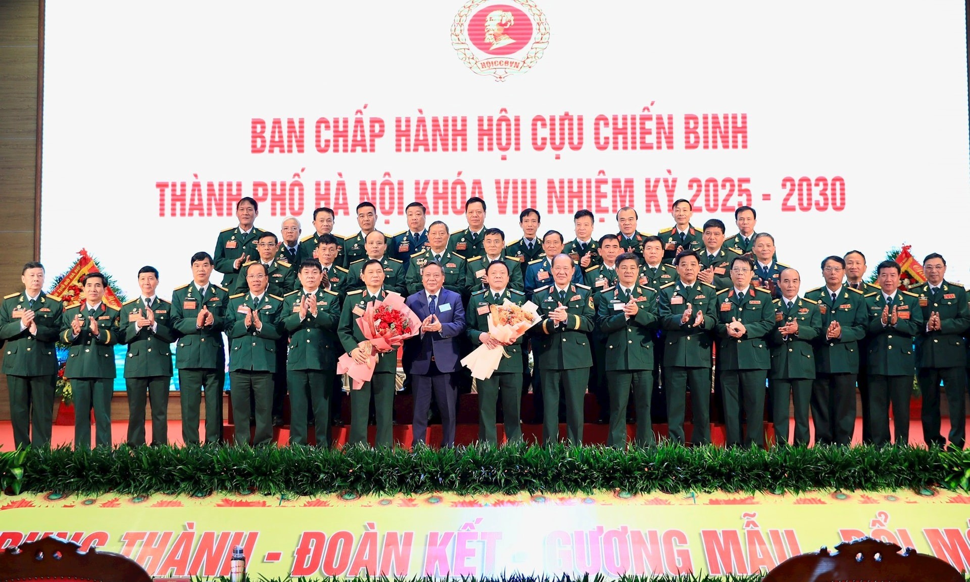 Thượng tướng Bế Xuân Trường, Chủ tịch Hội Cựu chiến binh Việt Nam và Phó Bí thư Thường trực Thành ủy Hà Nội Nguyễn Văn Phong tặng hoa chúc mừng Ban Chấp hành Hội Cựu chiến binh thành phố khoá VII