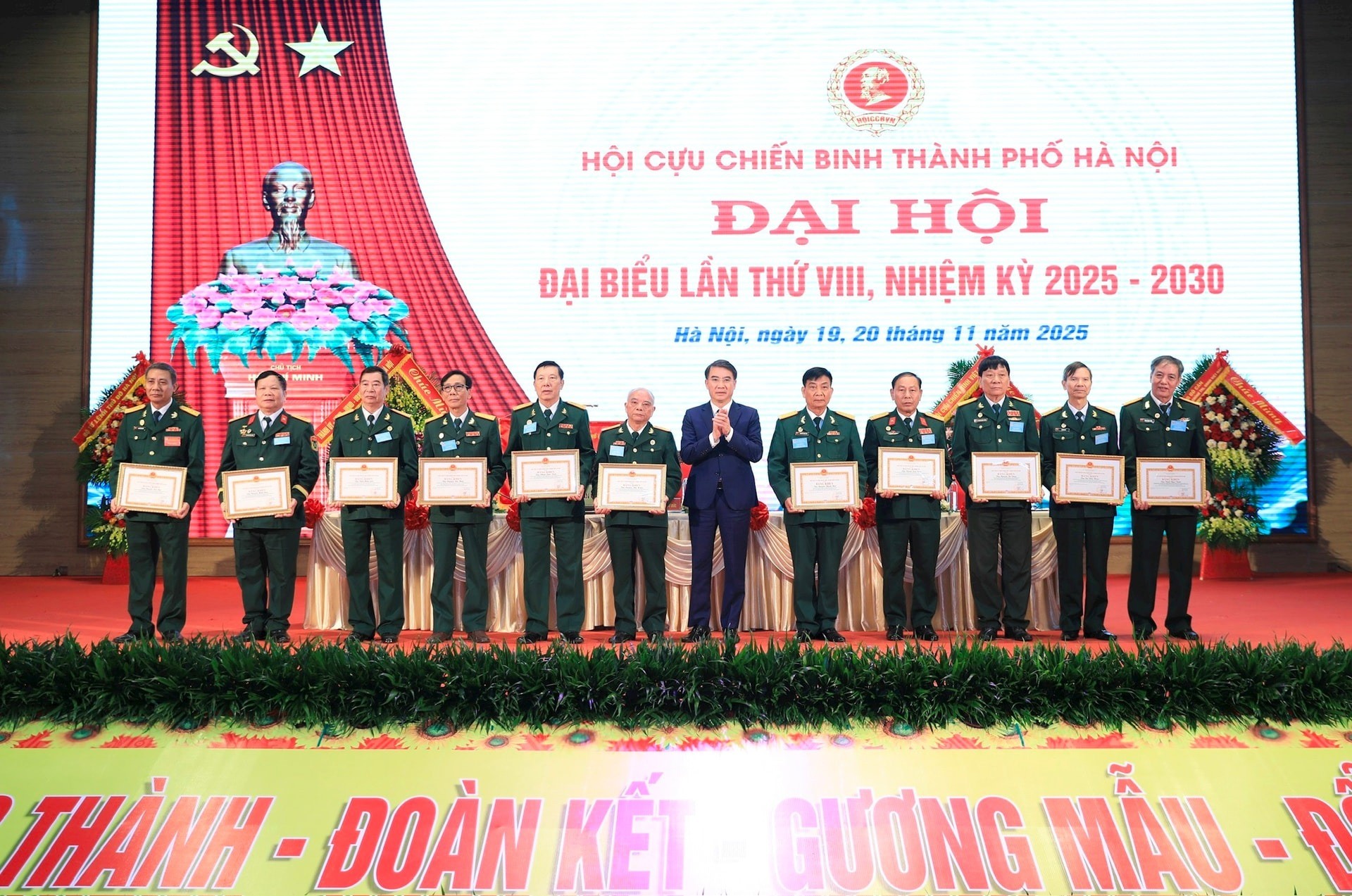 Phó Chủ tịch UBND thành phố Hà Nội Nguyễn Xuân Lưu trao Bằng khen của Chủ tịch UBND thành phố Hà Nội tặng các cá nhân có thành tích xuất sắc