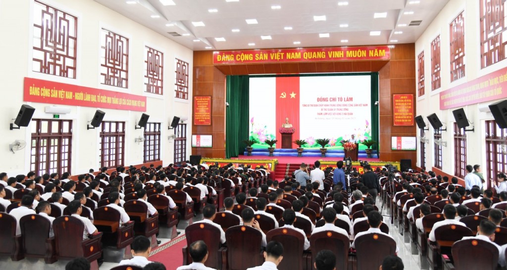 Quang cảnh buổi làm việc tại Vùng 5 Hải quân (ảnh: Văn Định)