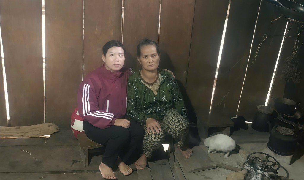 Cô Lê Thị Liễu đến thăm hỏi, động viên bà La Thị Tứ