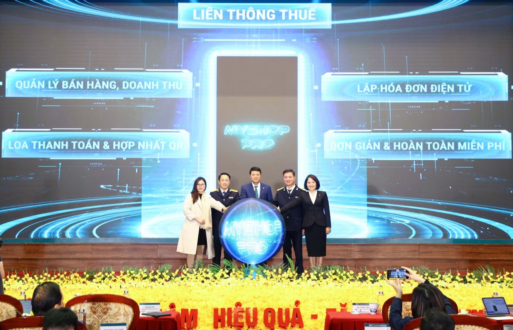 Đại diện Cục Thuế, BIDV và hộ kinh doanh thực hiện nghi thức ra mắt MyShop Pro - hệ sinh thái tài chính toàn diện dành cho tiểu thương, hộ kinh doanh Đại diện Cục Thuế, BIDV và hộ kinh doanh thực hiện nghi thức ra mắt MyShop Pro - hệ sinh thái tài chính toàn diện dành cho tiểu thương, hộ kinh doanh