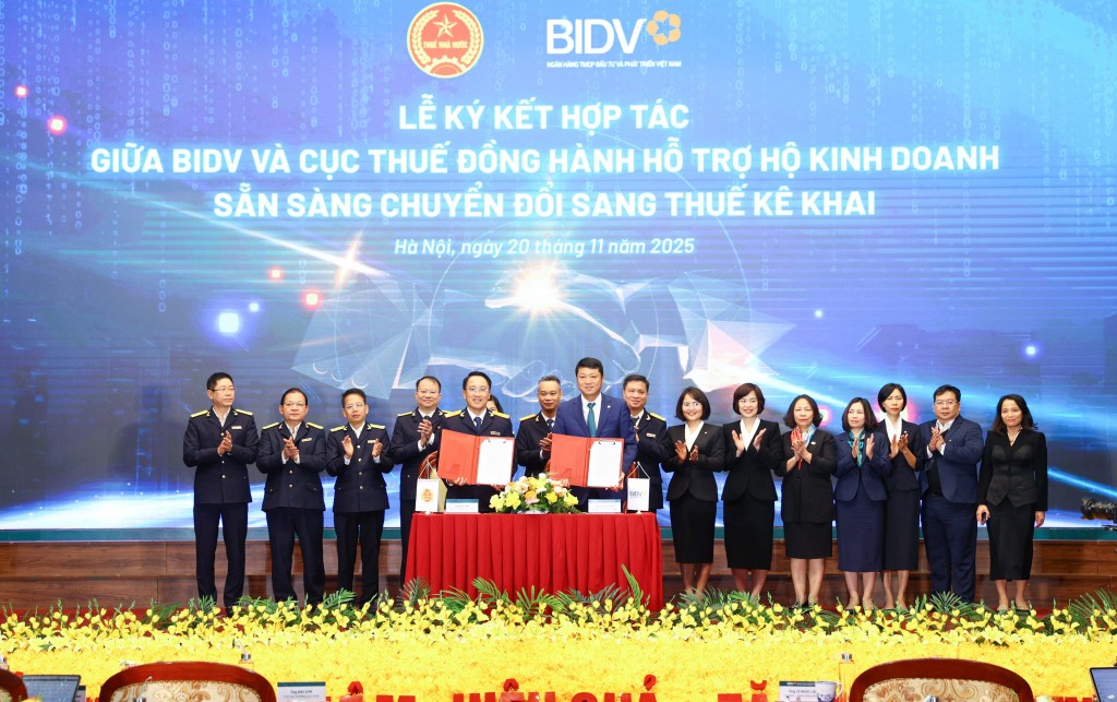 Ông Mai Sơn - Phó Cục trưởng Cục Thuế và ông Lê Ngọc Lâm - Tổng Giám đốc BIDV - đại diện hai đơn vị ký kết hợp tác Ông Mai Sơn - Phó Cục trưởng Cục Thuế và ông Lê Ngọc Lâm - Tổng Giám đốc BIDV - đại diện hai đơn vị ký kết hợp tác