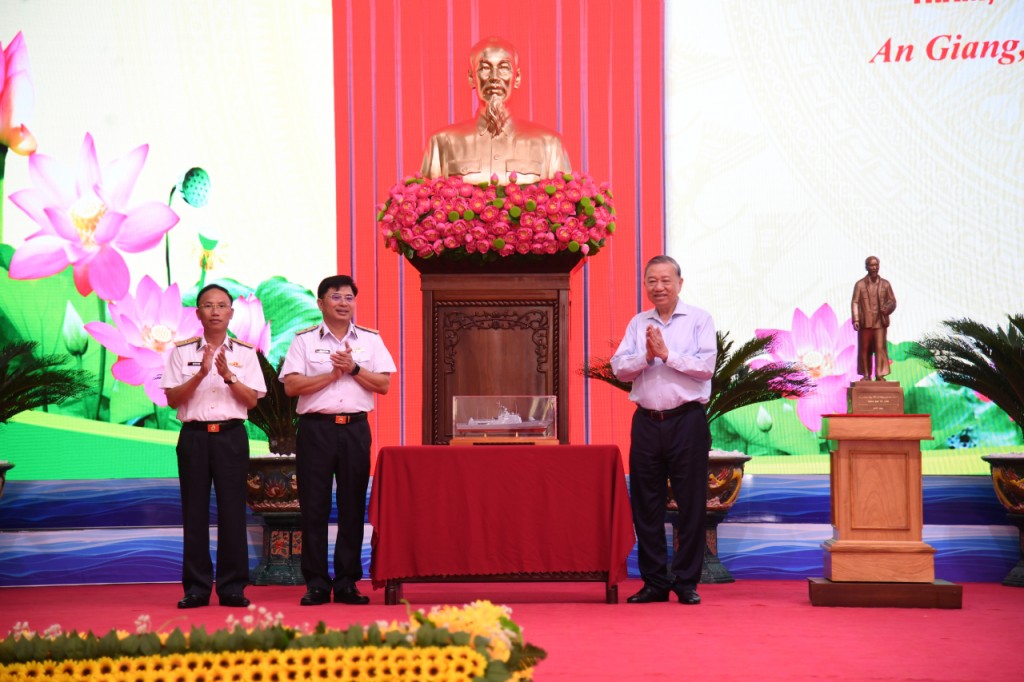 Lãnh đạo Bộ Tư lệnh Vùng 5 tặng Tổng Bí thư Tô Lâm quà lưu niệm (ảnh: Văn Định)