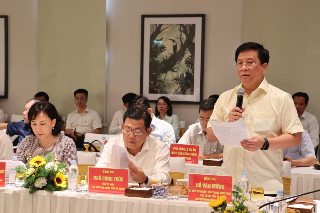 Chủ tịch UBND tỉnh An Giang Hồ Văn Mừng báo cáo đoàn công tác tại buổi làm việc (ảnh: Như Ngọc)