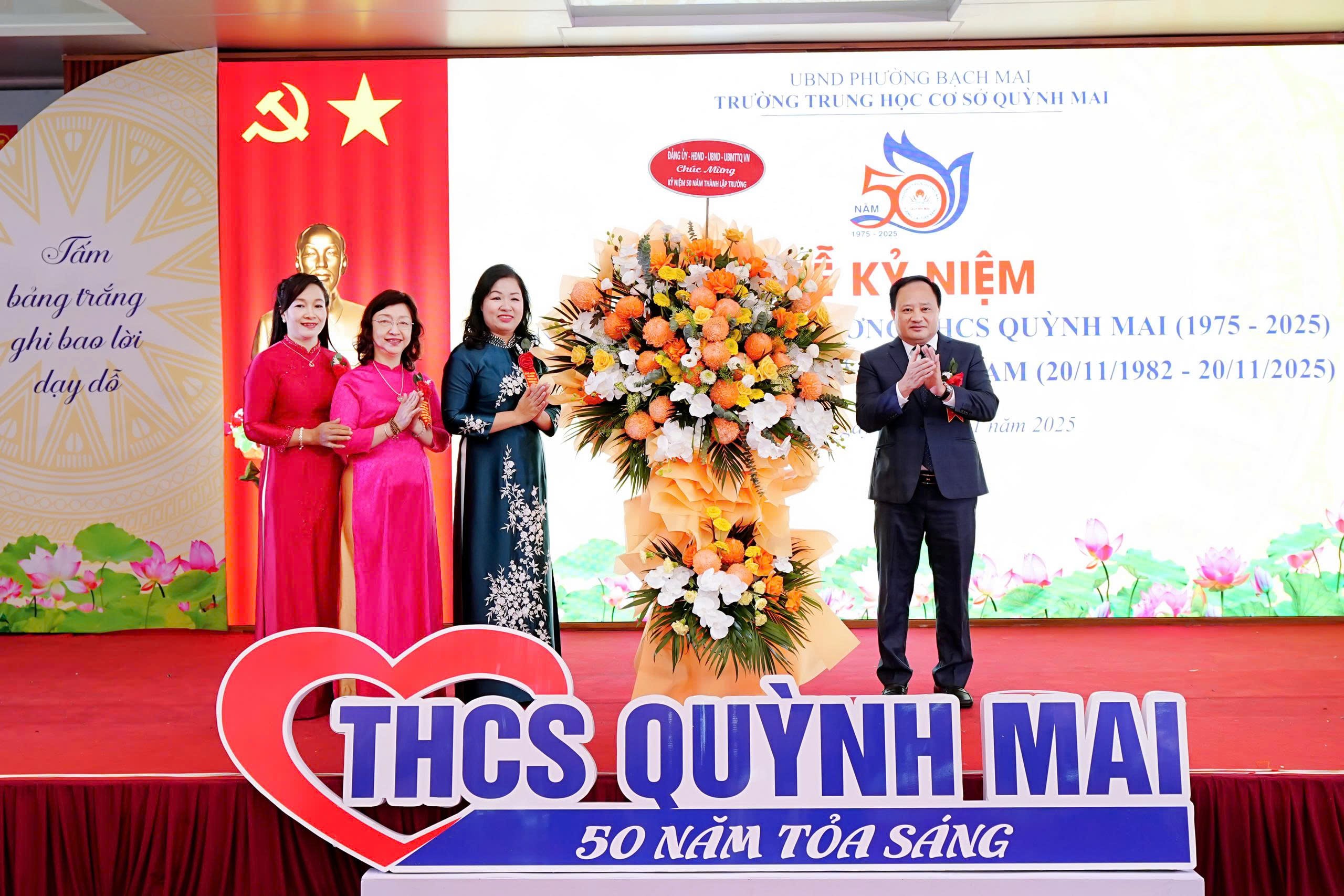Ban Giám hiệu trường THCS Quỳnh Mai đón nhận lẵng hoa chúc mừng của Đảng ủy - HĐND - UBND phường Bạch Mai