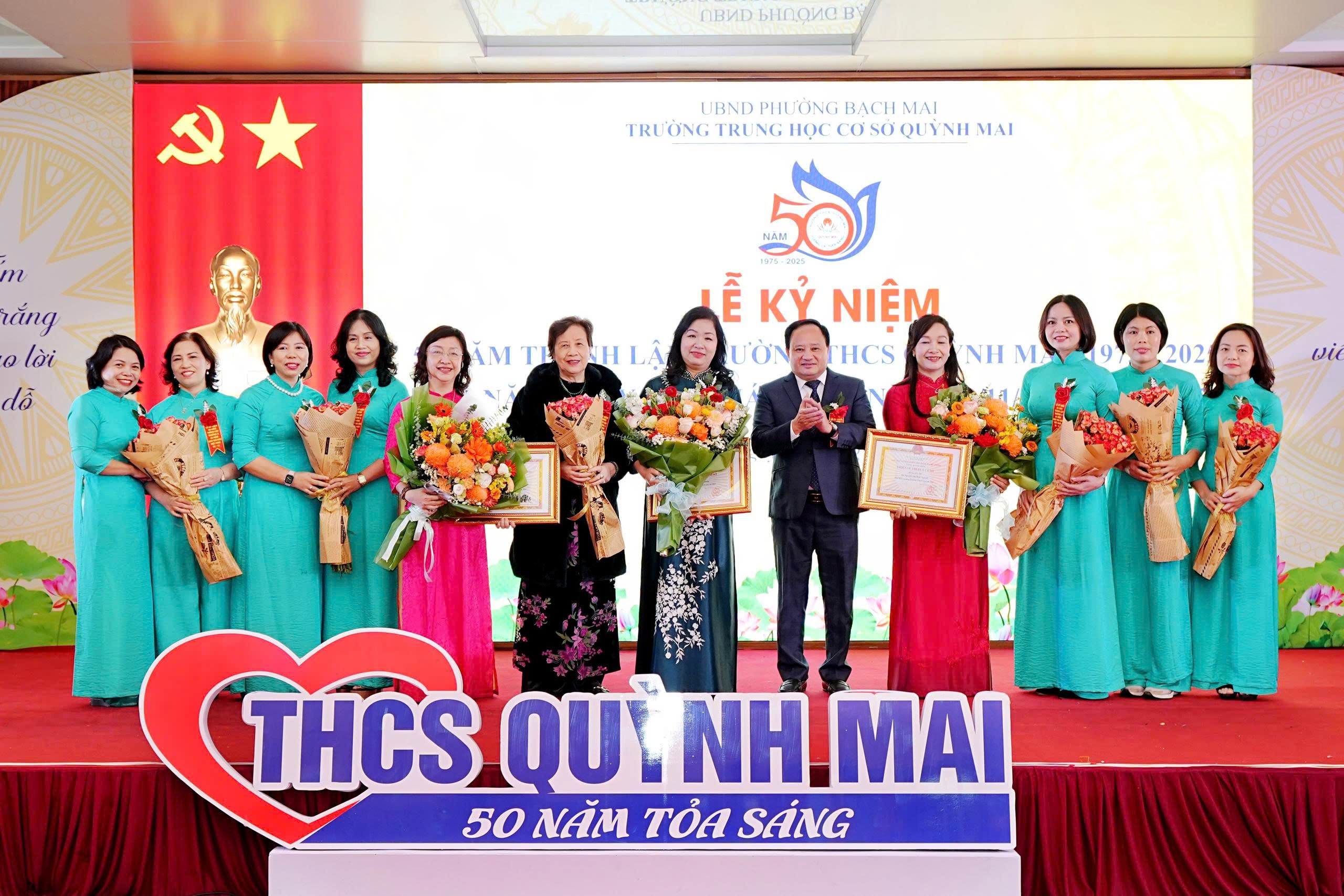 Cán bộ, giáo viên nhà trường đón nhận khen thưởng